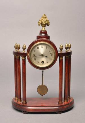 Kaminur i mahognibejdset træ. 1900-tallet.