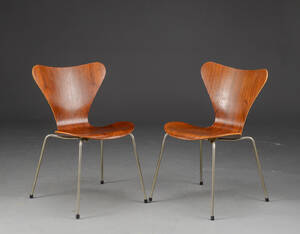 Arne Jacobsen. Syveren, to stole af teak, model 3107 2