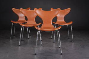 Arne Jacobsen. Sæt på fire stole Liljen model 3108, cognacfarvet læder 4 