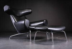 Hans J. Wegner. The Ox chair model EJ-100 med tilhørende skammel 2