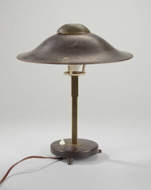 Bordlampe af stål og messing