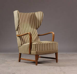 Dansk arkitekt. Øreklap lænestol betrukket med stribet møbelstof