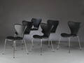 Arne Jacobsen. Et sæt på seks Syver stole med sort savanne-læder. 6