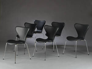 Arne Jacobsen. Et sæt på seks Syver stole med sort savanne-læder. 6