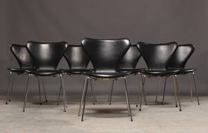 Arne Jacobsen. Sæt på syv stole i sort læder, model 3107 7