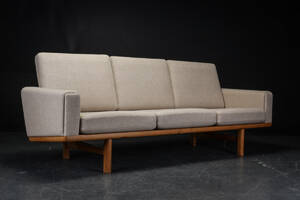 H. J. Wegner. Tre-pers. sofa, model GE2363
