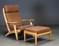Hans J. Wegner. Ge-290 lænestol med skammel 