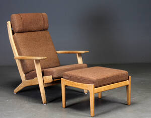 Hans J. Wegner. Ge-290 lænestol med skammel 