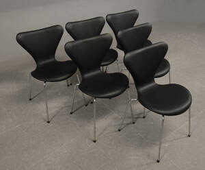 Arne Jacobsen. Seks syverstole model 3107, sort læder 6 