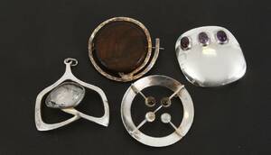 Broscher samt hänge, 4 delar, silver, bl.a. Finland