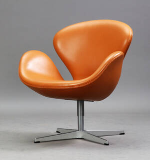 Arne Jacobsen. Svane lænestol, cognacfarvet læder