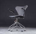 Arne Jacobsen 1902 - 1971. Kontorstol med armlæn, model 3217