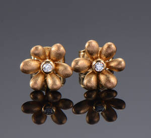 Ole Lynggaard. Blomst ørestikker, 18 kt   Denne vare er sat til omsalg under nyt varenummer 4306633