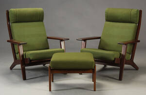 Hans J. Wegner. Par lænestole samt skammel, røget egetræ 3