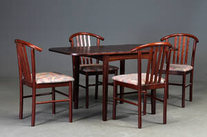 Dansk møbelproducent. Spisebord og fire stole 5 Denne vare er sat til omsalg under nyt varenummer 4416217