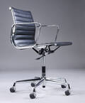 Charles Eames. Kontorstol i sort læder, model EA-117