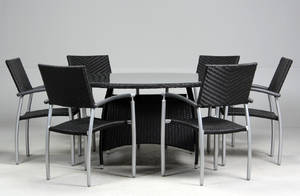 Havemøbler. Seks havestole, rundt bord, sort polyrattan, aluminium stel. 7