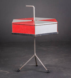 Dansk møbelproducent. Sidebord