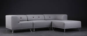 Nomad DOT modulsofa, betrukket med gråt filtuldstof fra italienske Velvetex, forkromede metalben