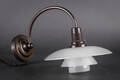 Poul Henningsen. PH 21 væglampe med stel af bruneret metal