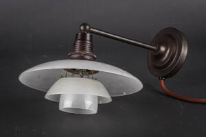 Poul Henningsen. PH 21 væglampe med stel af bruneret messing 