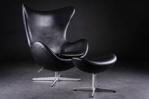 Arne Jacobsen. Lænestol, Ægget samt skammel, Red Label, model 3316 og 3127 2