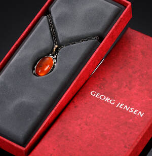 Georg Jensen. Årssmykke 2001 vedhæng af sterlingsølv med rav