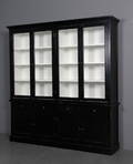 Vitrineskab af sort antikbemalet træ.