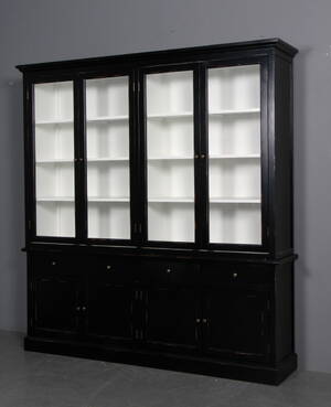 Vitrineskab af sort antikbemalet træ.