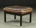 Dansk møbelproducent. Fodskammel, læder