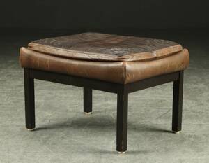 Dansk møbelproducent. Fodskammel, læder