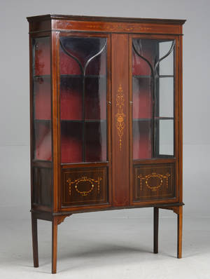 Engelsk gulvvitrineskab med intarsia, 1900-tallet