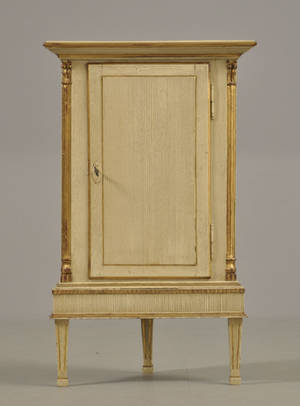 Hjørneskab af bemalet og forgyldt eg, Louis XVI-form