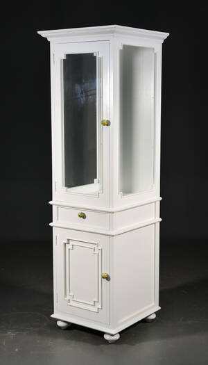 Glasvitrine af hvidmalet træ 