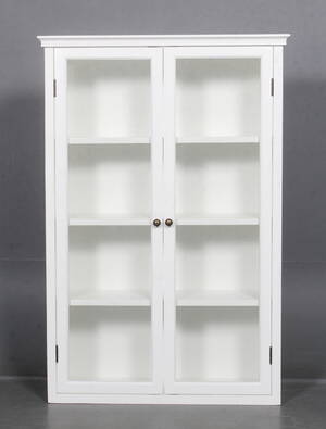 Vitrineskab af hvidt bemalet træ.