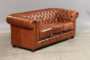 Chesterfield-stil. Tre-pers. sofa i læder