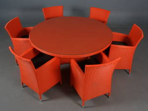 Havemøbler. Seks havestole samt rundt bord, orange polyrattan, aluminium stel. 7