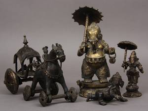 Tre Ganesha figurer samt solvogn, patineret bronze 1900-tallet 4