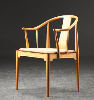 Hans J. Wegner. Armstol Kinastolen af kirsebærtræ