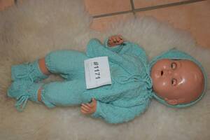 Docka med hemstickade kläder