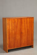 Hans J. Wegner 1914-2007. Skab i teakegetræ fra Ry Møbler