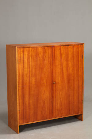 Hans J. Wegner 1914-2007. Skab i teakegetræ fra Ry Møbler