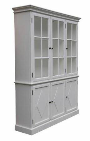 To delt vitrineskab. Hvidlakeret. 2 