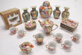 Samling kinesisk porcelæn i polykrom og blålig dekoration 81