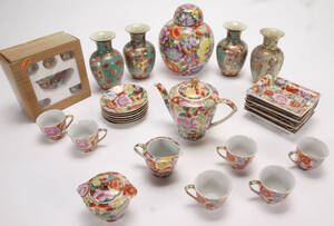 Samling kinesisk porcelæn i polykrom og blålig dekoration 81