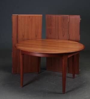 Henning Kjærnulf. Cirkulært spisebord med udtræk, teak. Model 62 5