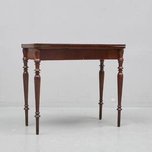 Spelbord, mahogny. Bredd 87 cm. Djup 43x2 cm