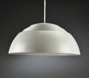 Arne Jacobsen  AJ-pendel af grålakeret metal, Ø 50 cm. Denne vare er sat til omsalg under nyt varenummer 4905318