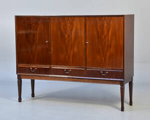 Dansk møbelproducent. Høj skænk i mahogni
