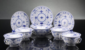 Royal Copenhagen. Musselmalede halvblonde boullionkopper samt en skål 11